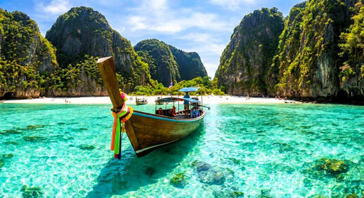 Boot vor Traumstrand in Thailand