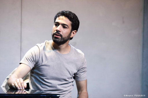 Helmi DRIDI dans À NU adaptation et mise en scène Marc SAEZ au Vingtième Théâtre