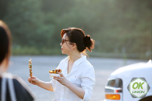 軽食中のハ・ヨンチュン役のチェ·ファジョンさん