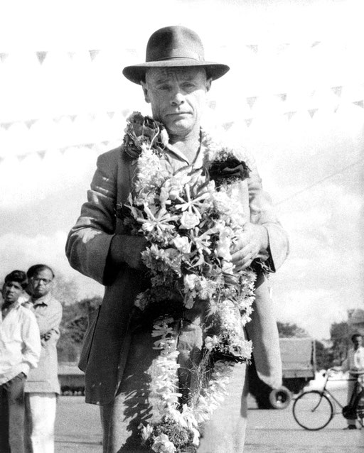 Francis in Poona. Courtesy of MN Publ.