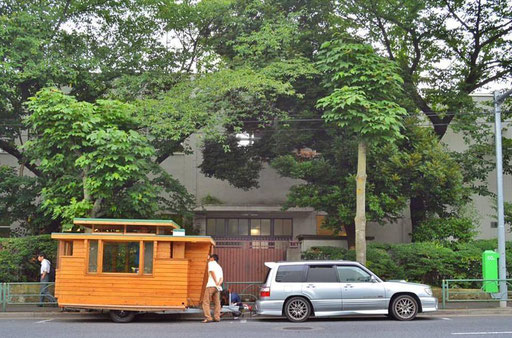 タイニーハウスジャパン　関東ツアー慶応幼稚舎前にて