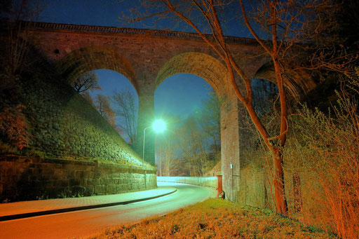 Kefferhäuser Bahnbrücke bei Nacht