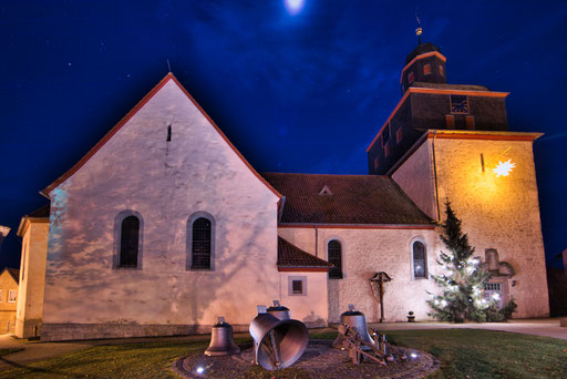 Die Kirche St. Johannes der Täufer in Kefferhausen bei Nacht