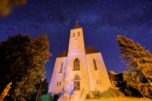Sommersternenhimel über dem Eichsfelder Dom in Effelder in der Nacht zum 08.07.2018 