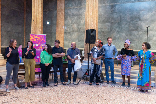 Die Ziehung aus der Wundertüte: Von links nach rechts: Petra Sturm, Elena Messner, Gabriela Urrutia Reyes, Ljubomir Bratić,  Mehmet Emir, Araba Evelyn Johnston-Arthur, Savo Ristić, Mariama Nzinga Diallo, Lia Kastiyo-Spinósa. Foto: Peter Horn