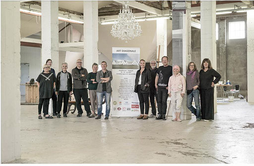 Gruppenfoto, der teilnehmenden isländischen und österreichischen KünstlInnen des Symposiums "Art Diagonale" im Ausstellungsraum von Korpulfsstradir Island 2017