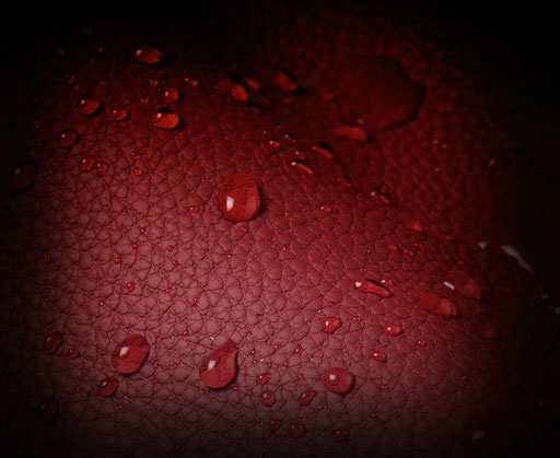 Lederdetail, Wasserabweisendes hochwertiges Leder in der Farbe Rubyred.