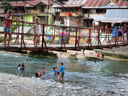 Brug over de snelstromende rivier in Bukit Lawang op Sumatra