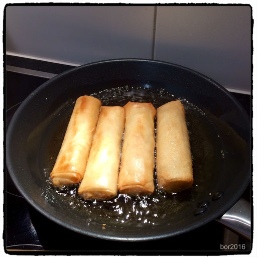 goldgelb braten, in viel Öl, hier Erdnussöl.