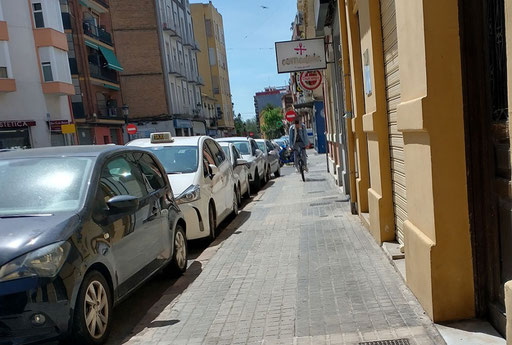 No hay espacio para circular por la acera en València, pero les da igual  poner en riesgo a los peatones.