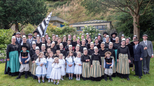 Photo de groupe du cercle celtique Korriganed Ar Meilhoù Glas au Festival de Cornouaille 2024