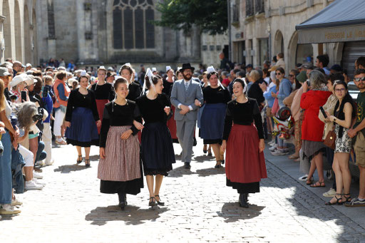 Les danseuses du cercle celtique Korriganed Ar Meilhoù Glas, cercle celtique du Moulin Vert dans la rue Kéréon à Quimper pour le festival de Cornouaille