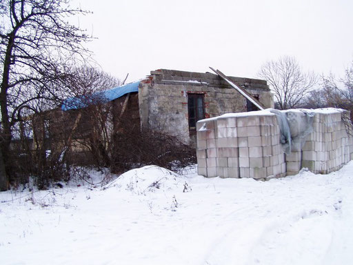 Ruiny budynku w Woli Zadybskiej w którym ubecy zaskoczyli partyzantów (widoczna murowana szczytowa ściana)