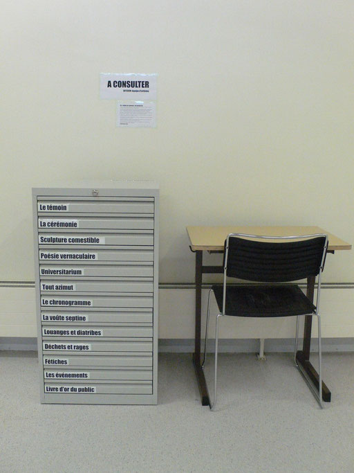 Ouvrez les tiroirs! Il se trouve à la bibliothèque de Lettres