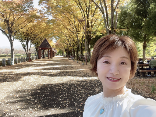 近所の公園です♪だいぶ紅葉してきました。素敵な光景ですね♡