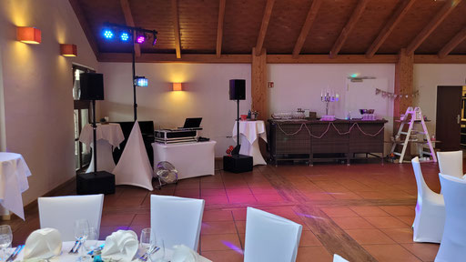 DJane Jutta legt bei einer Hochzeit im Gasthaus Waldau in Bonn auf.