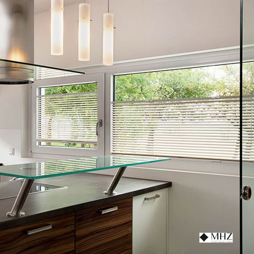 twinline-jalousie-aus-aluminium-in-der-kueche