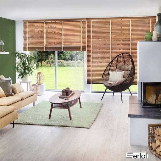 Holzjalousie nach Maß im Wohnzimmer in Hanau