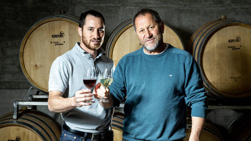 Robin Haug (links) und Hans-Heinrich Haug zeigen ihren Weinkeller und ihre Weine am 1. wie auch am 5. Mai im Weingut Haug in Weiningen. © Chris Iseli