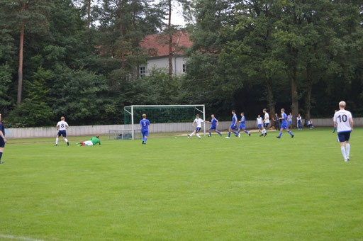 Wie es sich der Trainer wünscht: Gruner führt schnell aus, Simon Czernia gibt vorher, "Henne" Eckseler hält nur noch den Fuß hin - 2:0 Senne