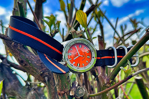 ulu HC3 Ring »Stripey Orange« hier an einer Zeno Army Diver orange