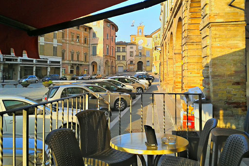 Abendlicher Blick über die Piazza in San Severino - natürlich aus der Bar