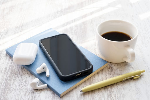 ノートパソコンとスマートフォン。SNSのイメージ。