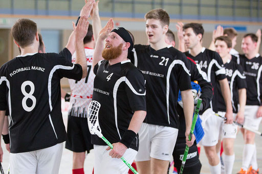 Nach einem souveränen 10:6 Sieg gegen Frankfurt 2 jubeln die Mainzer Spieler zu Recht.