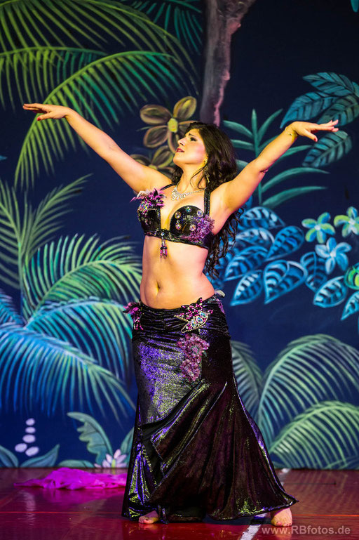 Orientalische Tänzerin Bauchtänzerin buchen Bellydance Bollywood Tänzerin