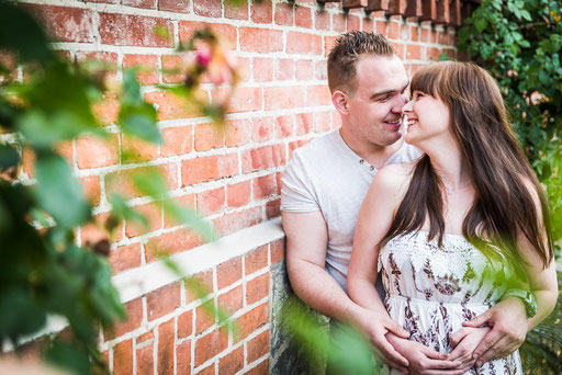 Paarbilder, Paerchenbilder eines Hochzeitsfotografen in Wittenberge (Prignitz) an der Oemuehle, Elbpromenade und in der Altstadt.