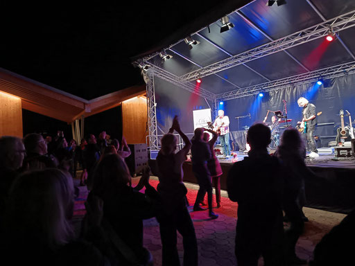 Olles Leiwand mit Livemusik aus Österreich bei #wiesseerocks