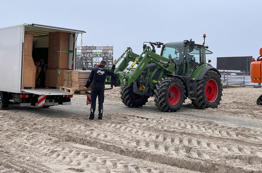 schweres Gerät am Strand für unseren Aufbau