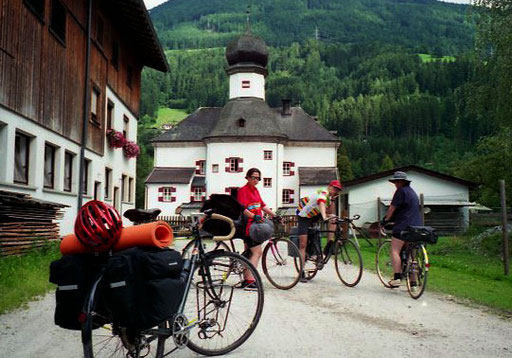 der Inn-Radweg führt durch viele romantische Orte wie hier in Kramsach