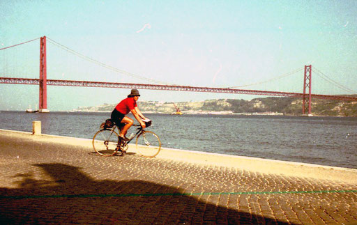 Einfahrt in Lissabon, im Hintergurnd die Hängebrücke über den Tejo