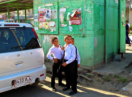 sie warteten auf den Schul-Bus