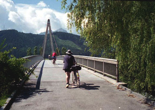 im Westen von Innsbruck - bei Völs  überquerten wieder den Inn