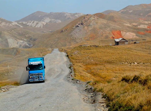 die steileren Passagen am Torugart-Pass, waren wegen der tiefen Fahr-Rillen schwer zu radeln 