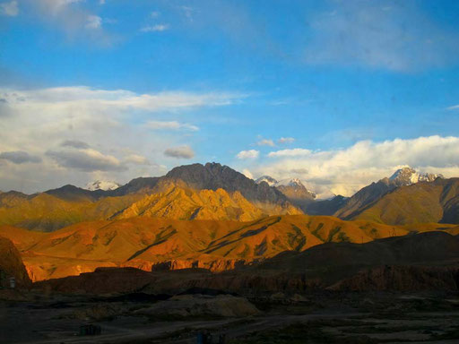 die Berg-Silouetten des Tia-Shan Gebirge im leuchtenden Licht des späten Nachmittags