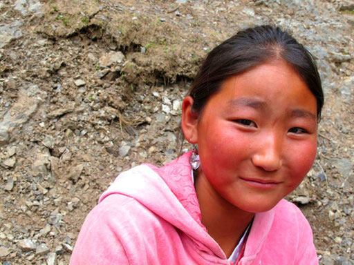 ein Mongolen-Mädchen mit ihrer Familie unterwegs  in der Geierschlucht