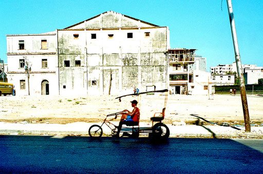 Taxi-Rad vor Ruine