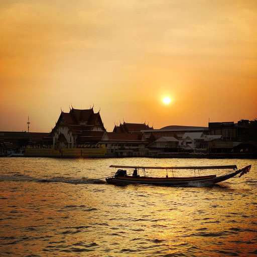 Sonnenuntergang in Bangkok und Bootsfahrt über den Chaophraya