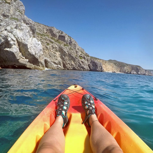 Kajak Kayak Tour in der Nähe von Sesimbra in Portugal bei Lissabon durchs Meer zwischen Felsen hindurch und in Höhlen hinein