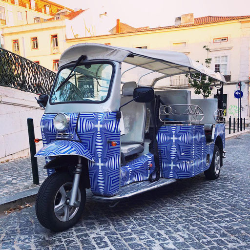 Tuktuk Roller Tour in Lissabon Portugal Lisboa Lisbon mit blau weißen Kachel Muster