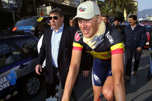 Trofeo Laigueglia 2001, Axel Merckx 5° al traguardo viene complimentato dal padre Eddy. Foto courtesy: Lars Rombog.