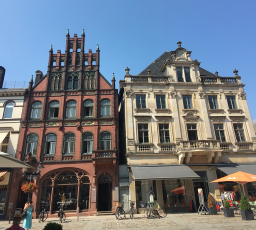 Rotes Haus mit Löwenapotheke