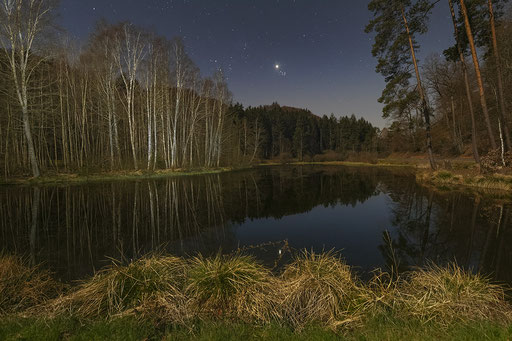 Venus und die Plejaden über dem Mummelsee bei Ludwigswinkel