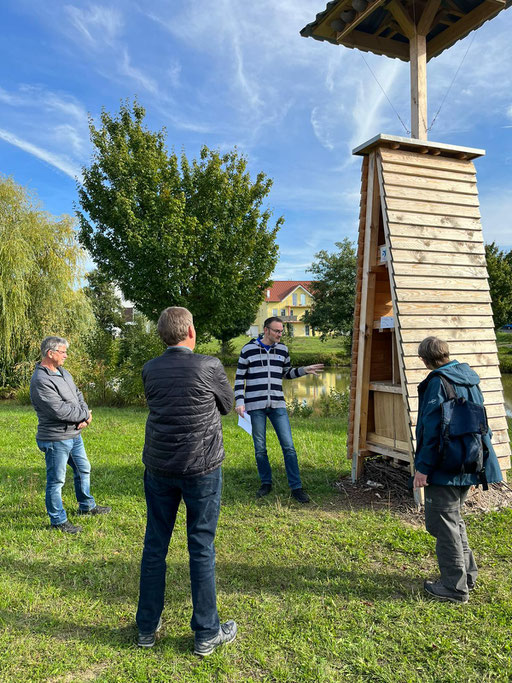 Michael Hökel erklärt den Schwalbenturm in Windischbuch.