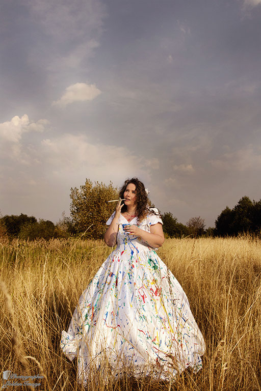 Trash the Dress - Die Braut voller Farbe und mit Pinsel in der Hand