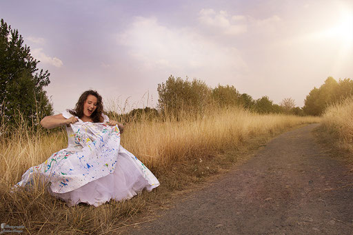 Trash the Dress - Die Braut sitzt am Wegesrand und zerstört ihr Kleid