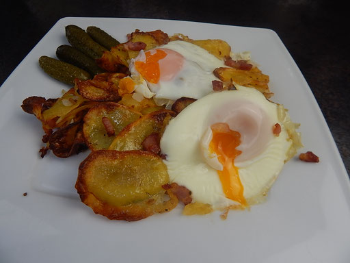 Bratkartoffeln mit Speck, Zwiebeln und Spiegelei